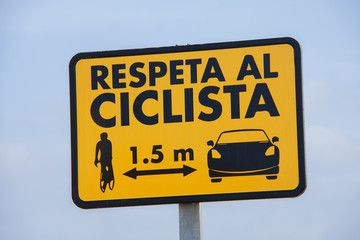 Cartel respeta distancia al ciclista