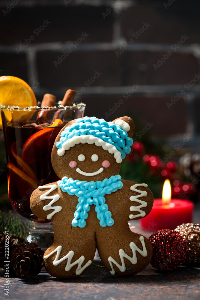 Wall mural Christmas composition with mulled wine and gingerbread man, vertical closeup