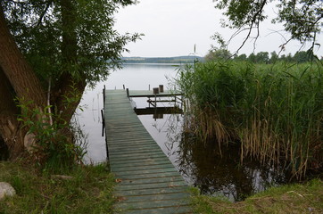 Drewniany pomost nad spokojnym jeziorem