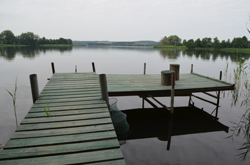 Drewniany pomost nad spokojnym jeziorem