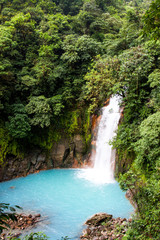 Fototapeta na wymiar türkiser Wasserfall des Rio Celeste in Costa Rica