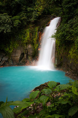 Fototapeta na wymiar türkiser Wasserfall des Rio Celeste in Costa Rica