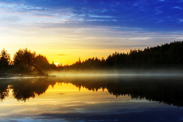 Fototapeta na wymiar Beautiful sunset on the lake
