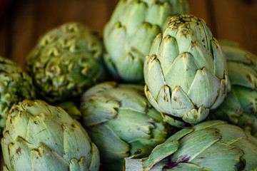 Obraz premium artichokes on wooden table