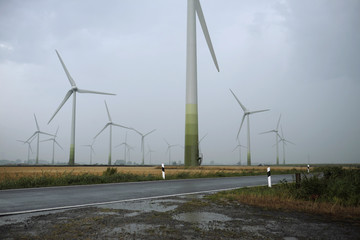 Windpark in Niedersachsen bei Regen - Stockfoto