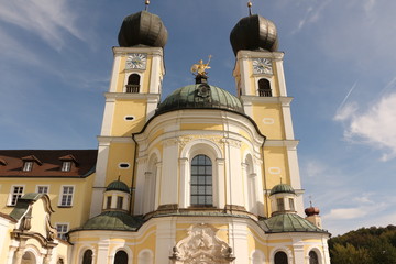 Blick auf die Klosterkirche von Kloster Metten in Bayern