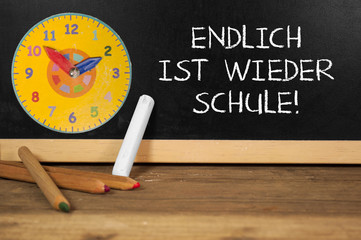 Schultafel mit Uhr Back to School Endlich wieder Schule