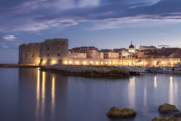 Fototapeta premium Dubrownik nocą w Chorwacji, Europie