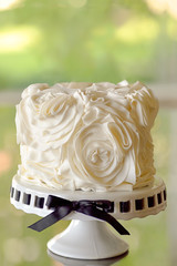 Trendy single tier wedding cake with rosette fondant decoration.