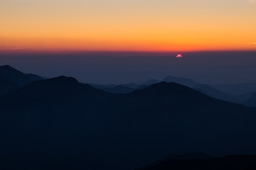 Fototapeta premium Zmierzch / wschód słońca serie z wierzchu spektakularnej góry dzwonili Krivan w Wysokim Tatras, Sistani.