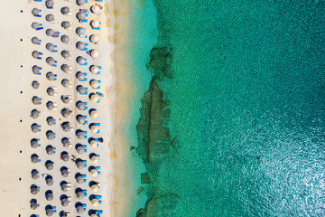 Luftaufnahme des Kalafatis Strand in Mykonos, Kykladen, Griechenland, mit symmetrisch angeordneten...