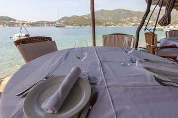 Vue de la mer adriatique depuis une table de restaurant