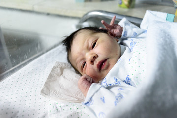 Bebé recién nacido en cuna de hospital 09