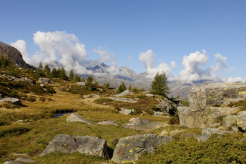 ammirando le il paesaggio circostante e le nubi sulle montagne di fronten