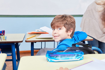 Junge als Grundschüler lächelt verschmitzt