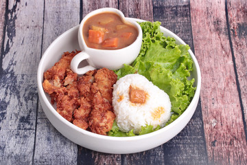 Jasmine rice with deep fried chicken and Japanese yellow curry .