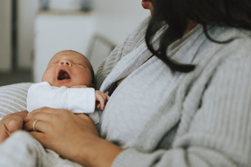 Mother holding her infant baby © Rawpixel.com