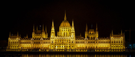 Fototapeta premium hungarian parliament in budapest at night across from the river