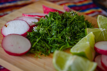 Rabanos, limones y cilantro