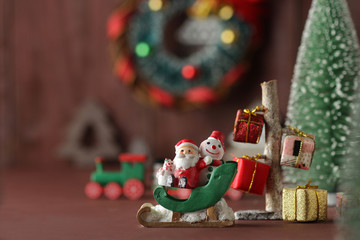 赤茶色の背景のクリスマス雑貨とサンタクロースのイメージ