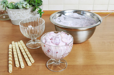 How to make ice cream dessert with fresh strawberries, peaches and crispy wafer rolls.