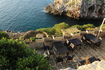 Restaurante clavado en una roca frente al mar