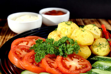 potatoes baked with fresh vegetables
