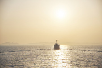 Fototapeta premium 夕焼けと船