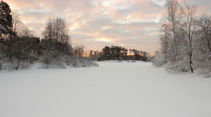 Fototapeta na wymiar Winter dawn on the river.