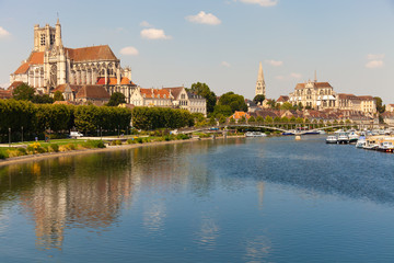 Fototapeta na wymiar Auxerre, balade le long l'Yonne et centre ville