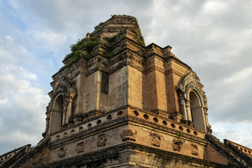 Fototapeta premium Wat Chedi Luang Temple in Old City, Chiang Mai at sunset
