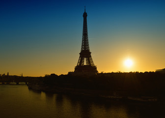 Obraz na płótnie Canvas Eiffel Tower at sunrise.