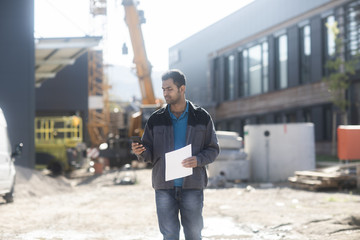 Techniker geht auf einer Baustelle