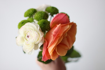 bouquet main fleurs rose orange blanc