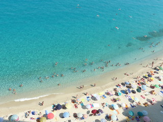 Fototapeta na wymiar plage parasol été bleu baignade vacances 