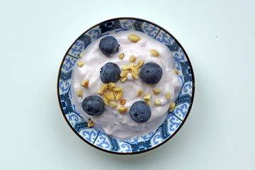 Yogurt ai mirtilli, mortilli e orzo soffiato