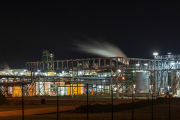 Teilansicht Chemiefabrik bei Nacht 