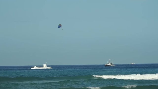 Tour submarine, parasailing, boat off of Waikiki beach in Honolulu, Hawaii