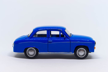 Obraz na płótnie Canvas Niebieski samochód zabawka polska syrena