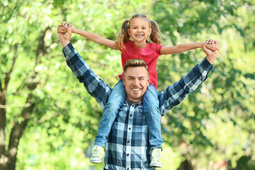 Fototapeta premium Happy father and daughter in green park