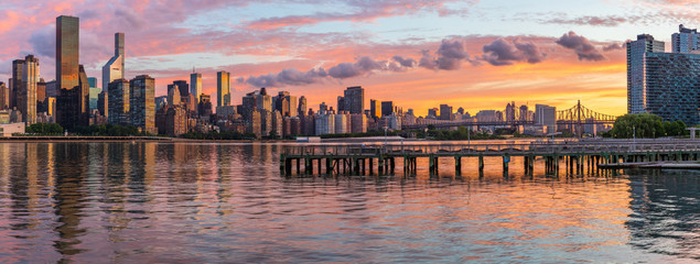 View to Manhattan skyline from the Long Island City at sunrise - obrazy, fototapety, plakaty