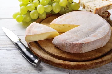 Rolgordijnen Reblochon. French cheese made in the Alpine region of Savoy from raw cow's milk. © fabiomax