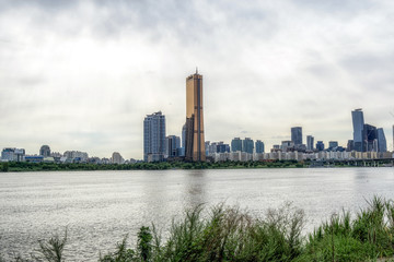 Obraz premium 63 budynek i rzeka Han