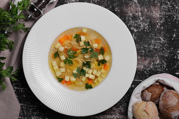 куриный суп с лапшой и свежими овощами