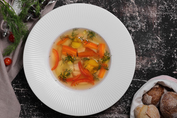 рыбный суп с помидорами,морковью и укропом