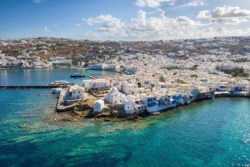 Mykonos Stadt mit den weißen Häusern und türkisem Meer aus der Luft gesehen, Kykladen, Griechenland