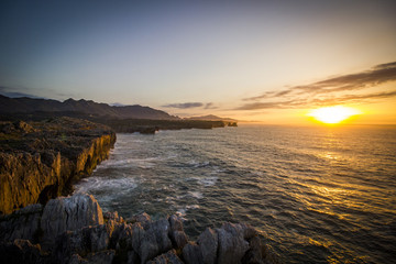 Atardecer mar y acantilados