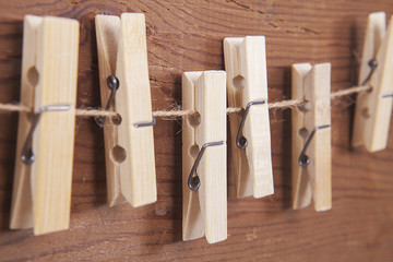 ahşap arka planda mandallar