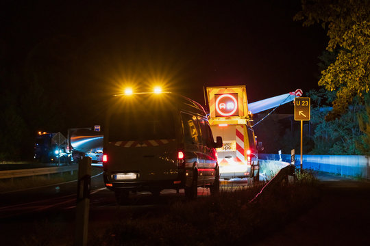 Ein Schwertransport mit Rotorbl&auml;ttern f&auml;hrt in der Nacht auf die Autobahn