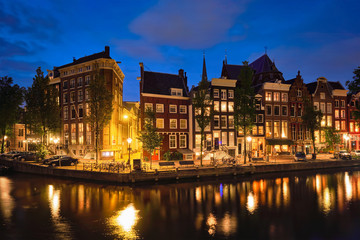 Obraz premium Amterdam canal, bridge and medieval houses in the evening